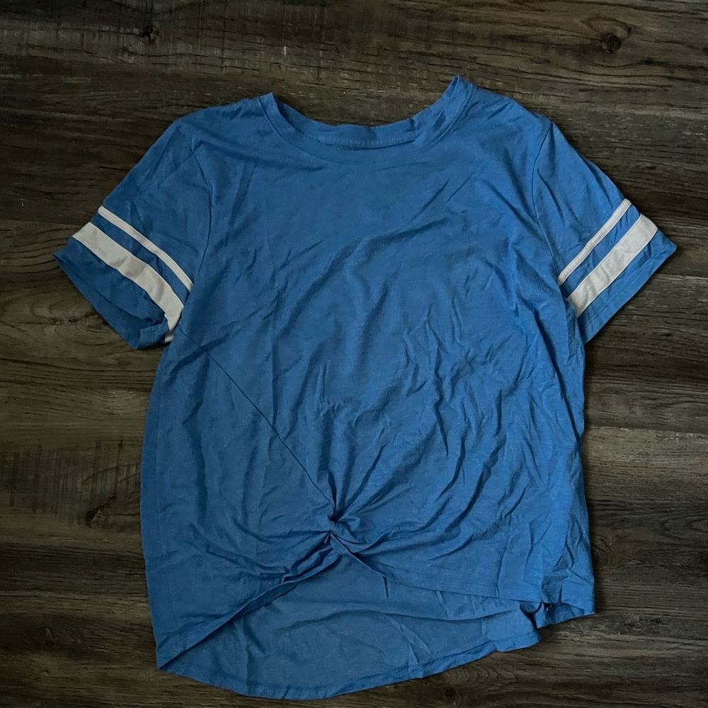 Blue t-shirt with tie